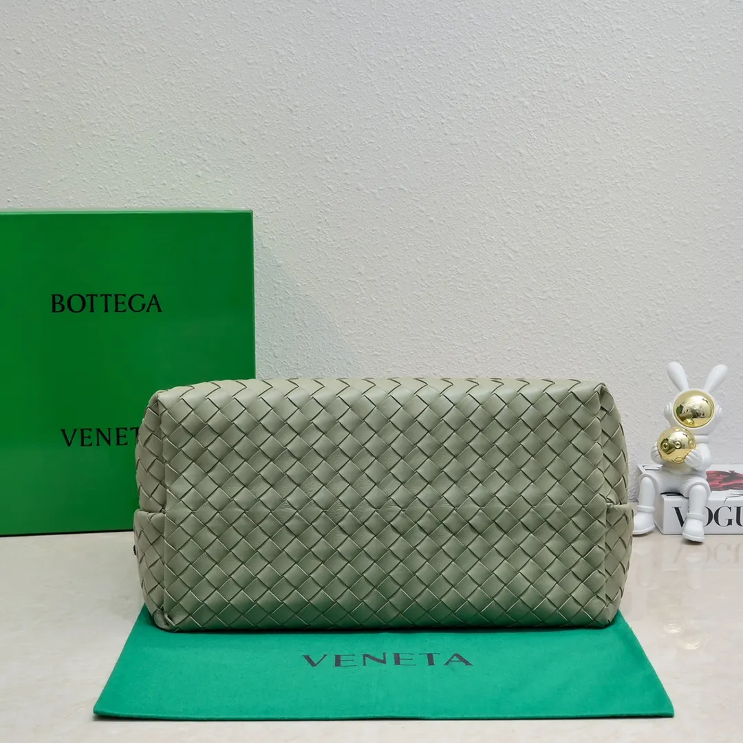 Original leather batch 3760 #Bottega Veneta 2023 spring and summer new Andiamo handbags, many stars have the same style 🎈 Classic full-body leather weaving with golden knot buckle, stable and chic enough [proud] The whole body is made of Nappa sheep leather, comfortable, soft and dynamic. The sliding metal knot buckle can adjust the shoulder strap, single shoulder/handbag/crossbody, multiple carrying methods, large bag capacity Suitable for commuting/daily use/traveling. This bag is divided into small/medium/large sizes. There is always one that suits you, so take me with you🎀🎀 Size: 45*22*34, model: 5543#
